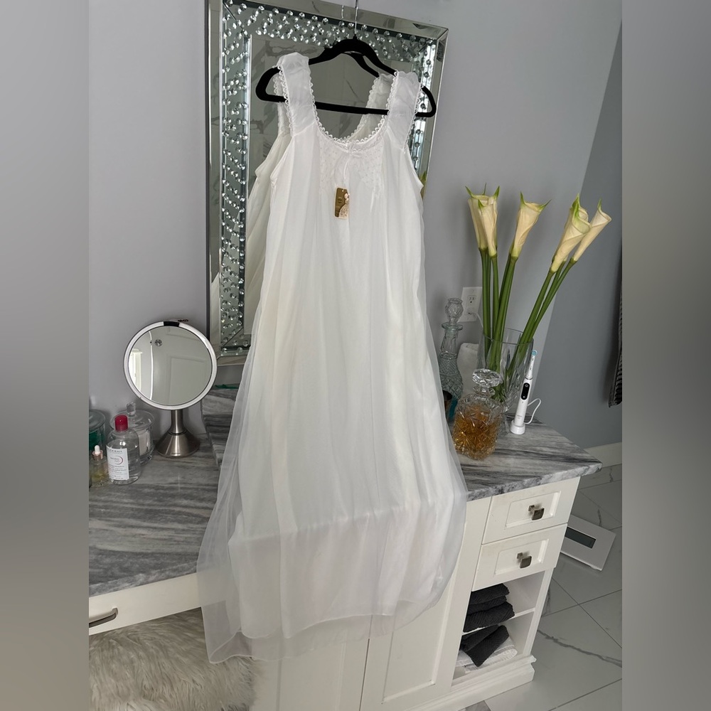 Vintage 1960s Edward Saykaly  Inc white negligea size large  new with tags